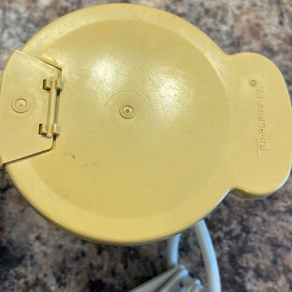 3 Pieces of Tupperware - Veggie Server with Cover, Measuring Spoons and Creamer - Picture 4 of 7